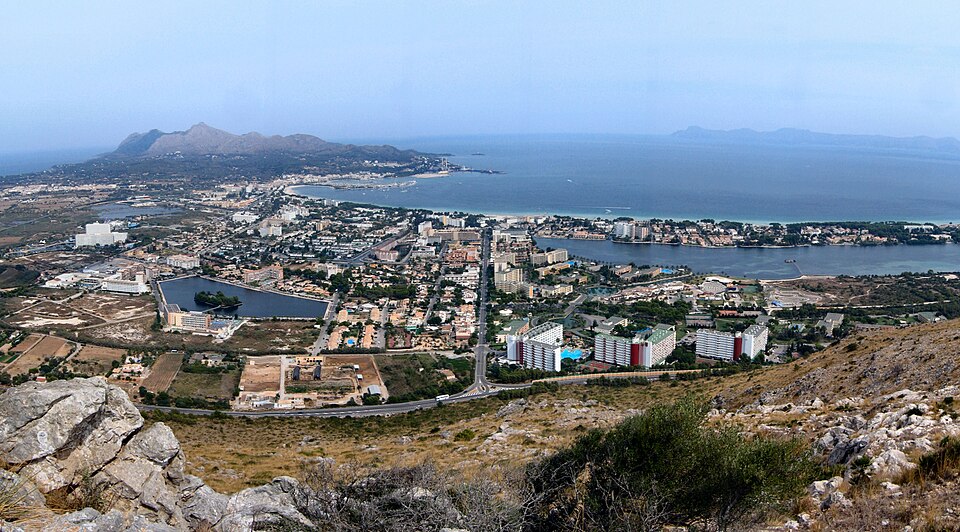 Vista panorámica de Alcúdia, el Puerto de Alcúdia y la bahía desde las colinas cercanas.
