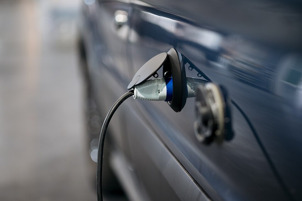 Coche eléctrico cargando
