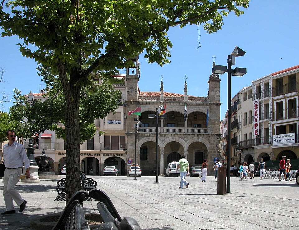 Fachada del Ayuntamiento de Plasencia en la Plaza Mayor.
