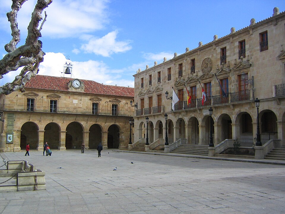 Vista de la Plaza Mayor de Soria, con edificios porticados y el reloj de la plaza al fondo.
