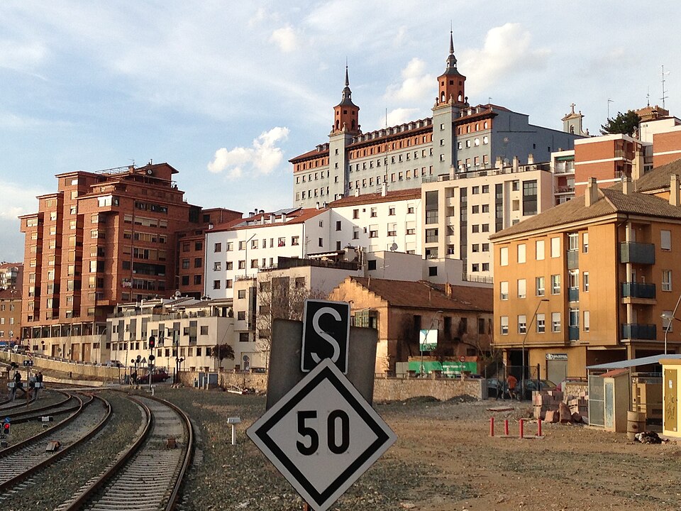 Vista de la estación de ferrocarril de Teruel junto al Seminario.